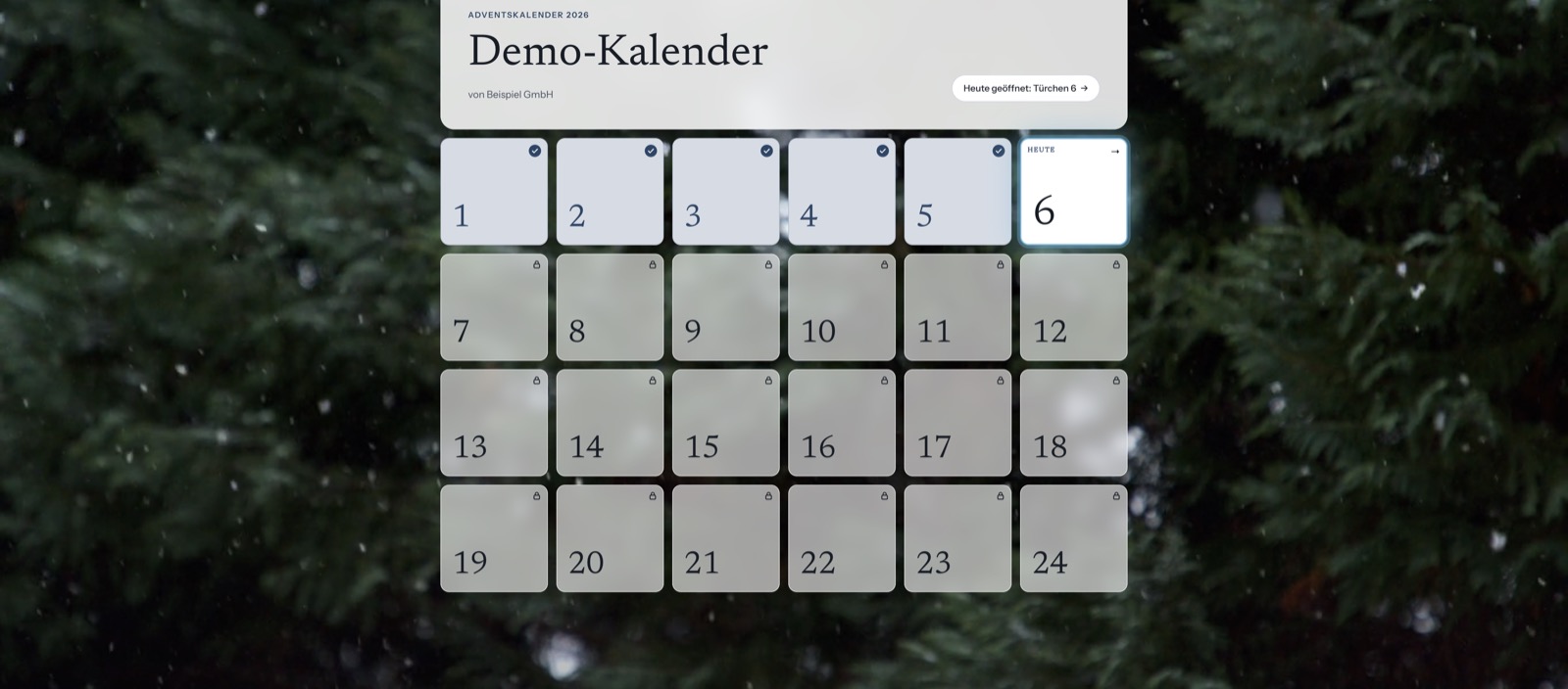 Beispiel eines Adventskalenders: 24 Türchen vor einem Winterwald, die ersten sechs sind geöffnet.
